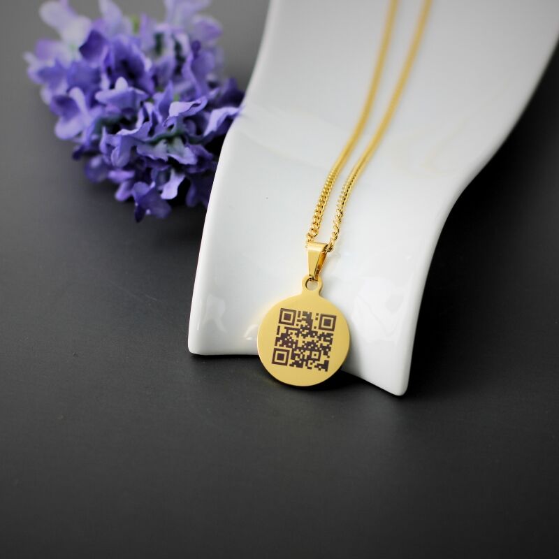 Collar grabable con código QR personal y colgante en color dorado
