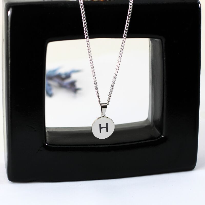 Collar con letra de titano, redondo y colgante grabado en plata en S, J, M o I