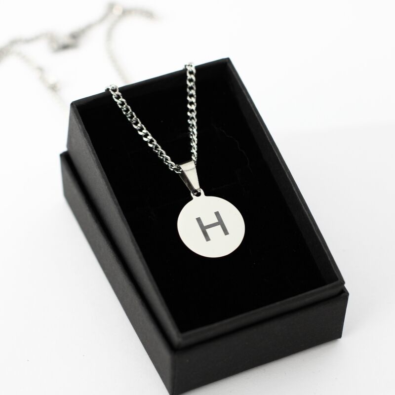 Collar con letra de titano, redondo y colgante grabado en plata en S, J, M o I