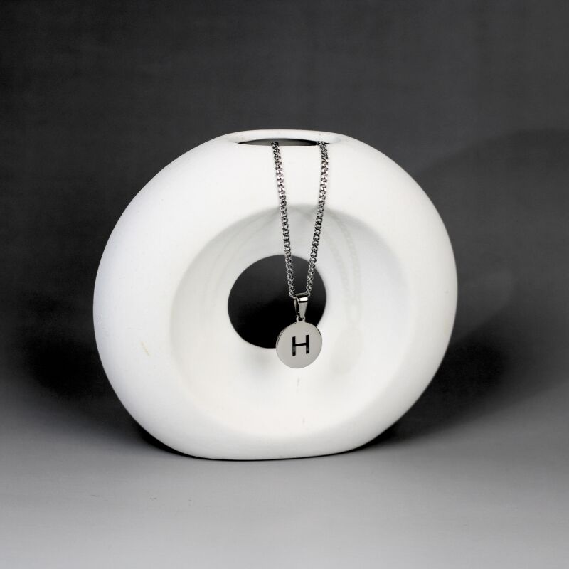 Collar con letra de titano, redondo y colgante grabado en plata en S, J, M o I