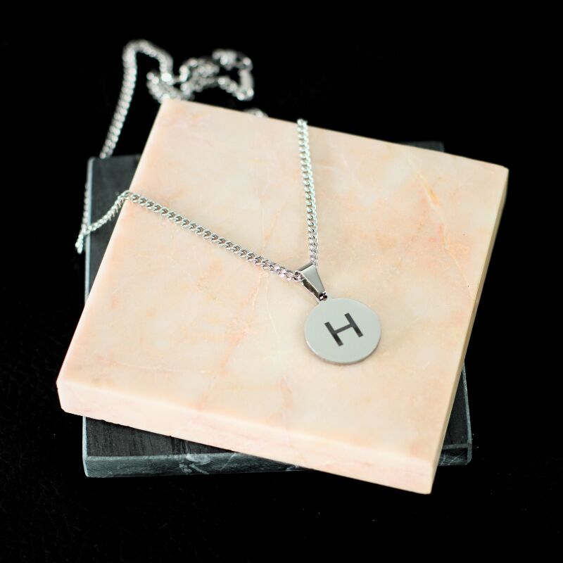 Collar con letra de titano, redondo y colgante grabado en plata en S, J, M o I