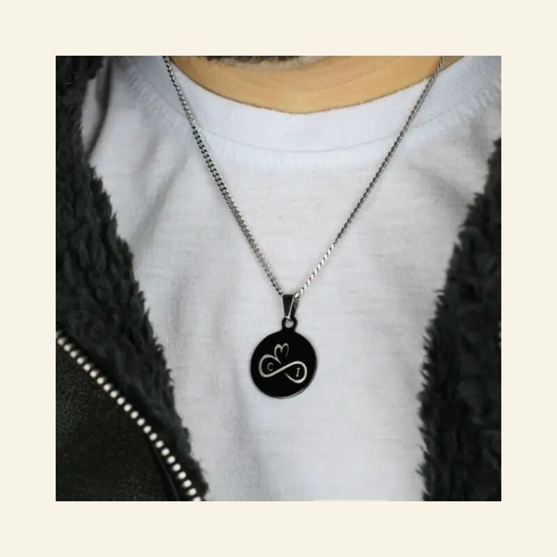Collar con 2 iniciales colgante negro unisex negro con cadena plateada Grabado con letras y dos iniciales