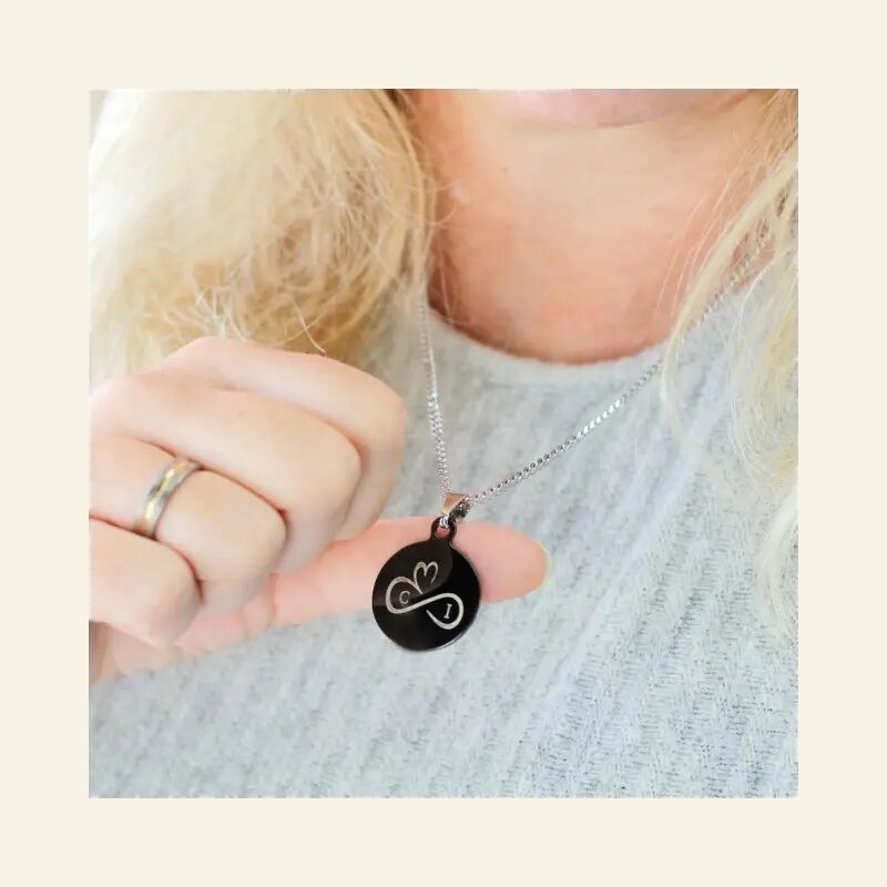 Collar con 2 iniciales colgante negro unisex negro con cadena plateada Grabado con letras y dos iniciales