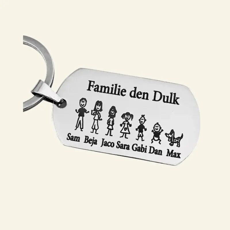 Graveren sleutelhanger Titanium met poppetjes, namen, datum en tekst voor een bijzonder cadeau