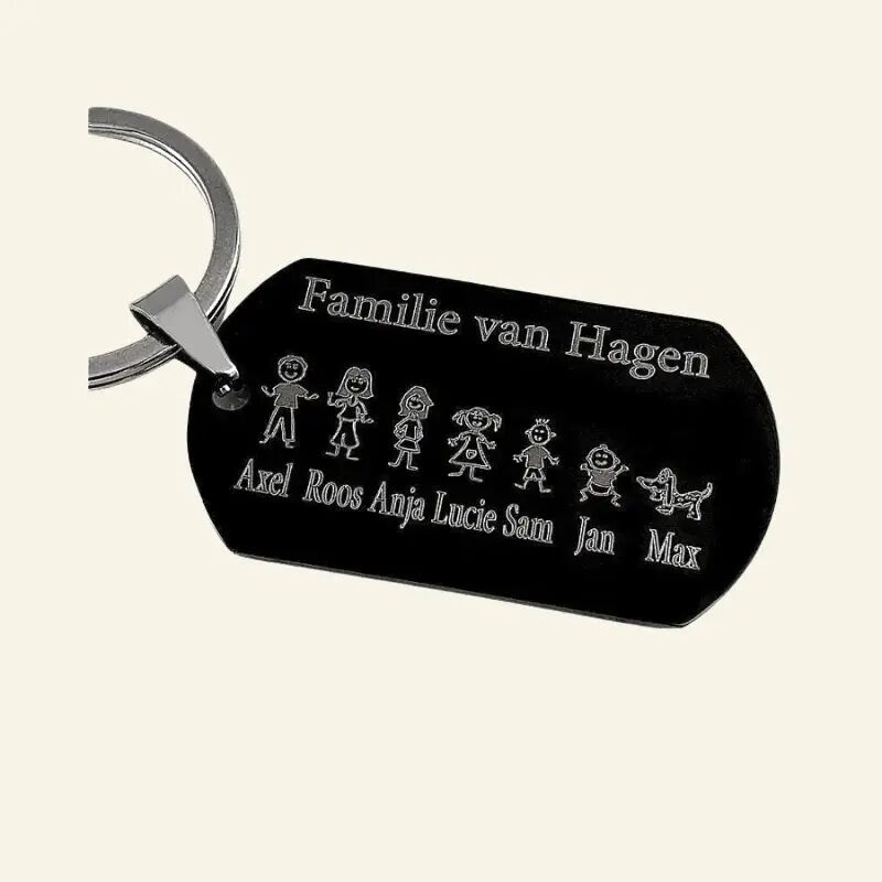 Graveren sleutelhanger Titanium met poppetjes, namen, datum en tekst zwart