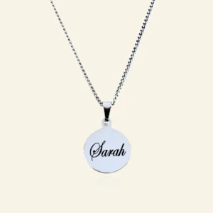 Ketting met naam zilver kleurig gegraveerd in lettertype Carpe Diem Zilveren hanger van Titanium