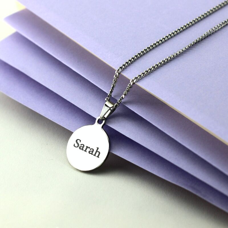 Collier avec le nom argenté gravé pendentif en argent