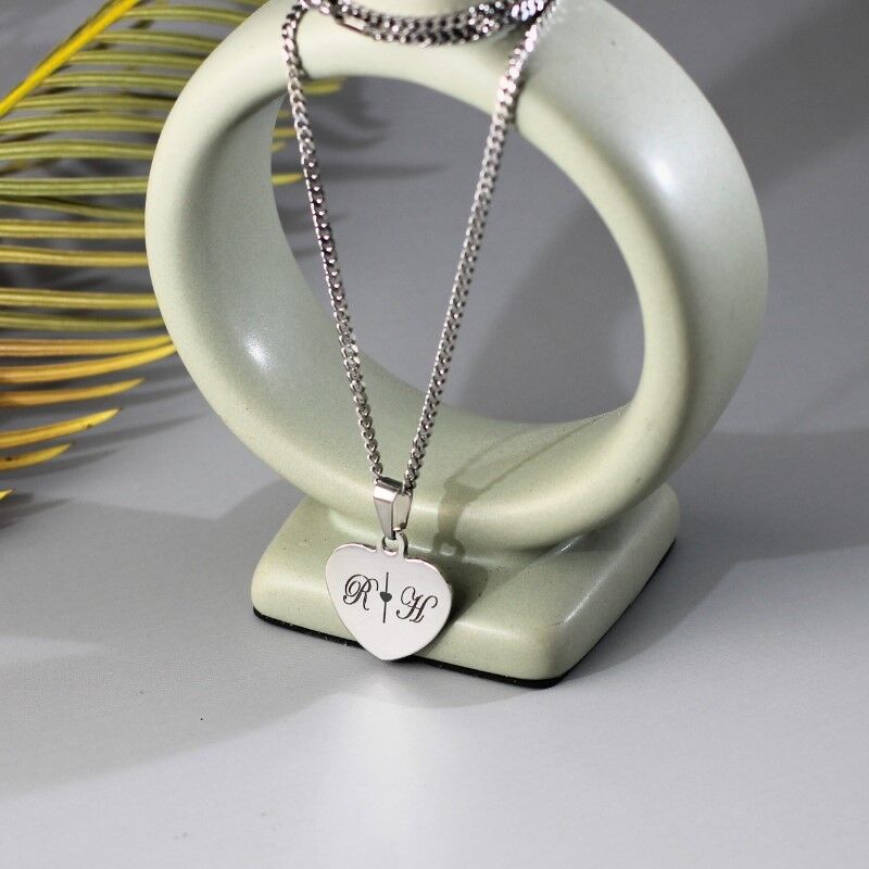 Collier en argent avec lettre pour femme | initiales en argent petit cœur couleur argent