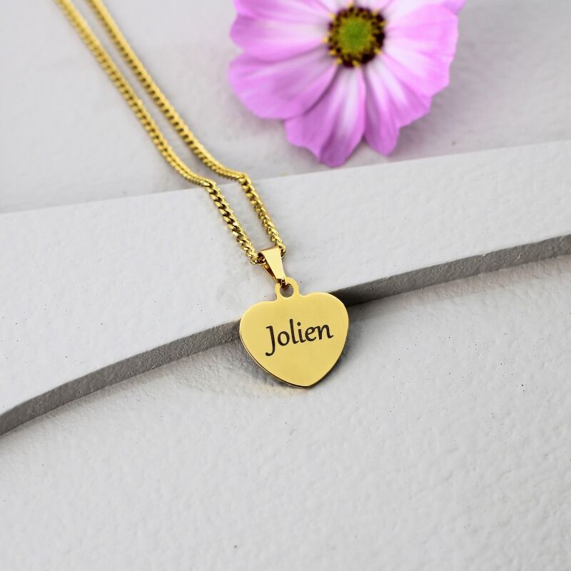 Ketting met gravering namen Sieraden graveren Gravering hartje kleur goud Een hanger graveren met naam vrouw