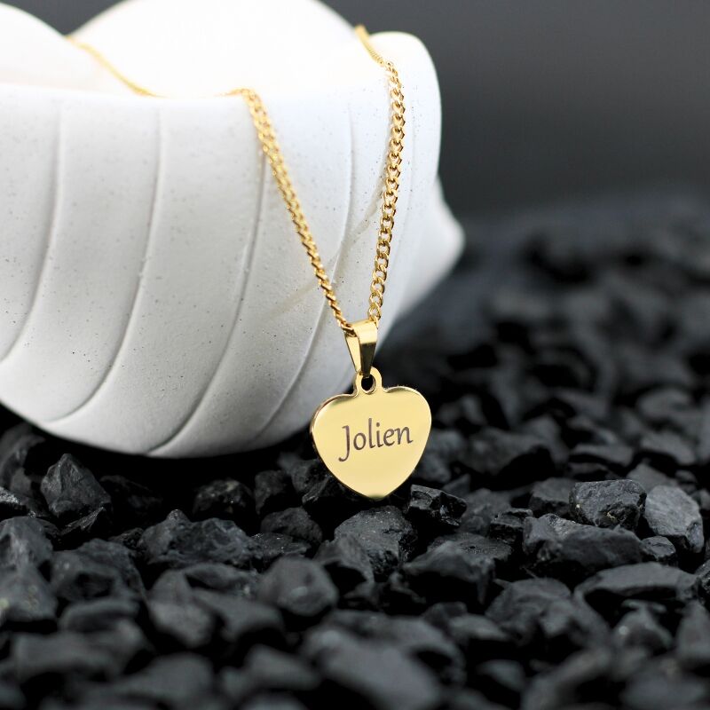 Ketting met gravering namen Sieraden graveren Gravering hartje kleur goud Een hanger graveren met naam vrouw