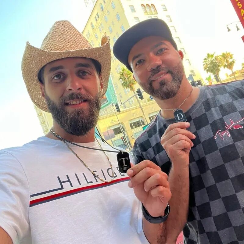 Leren heren ketting zwart Stoere graveerde zwarte hanger met letter datum of tekst