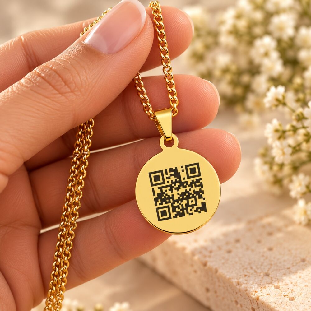Collar grabable con código QR personal y colgante en color dorado