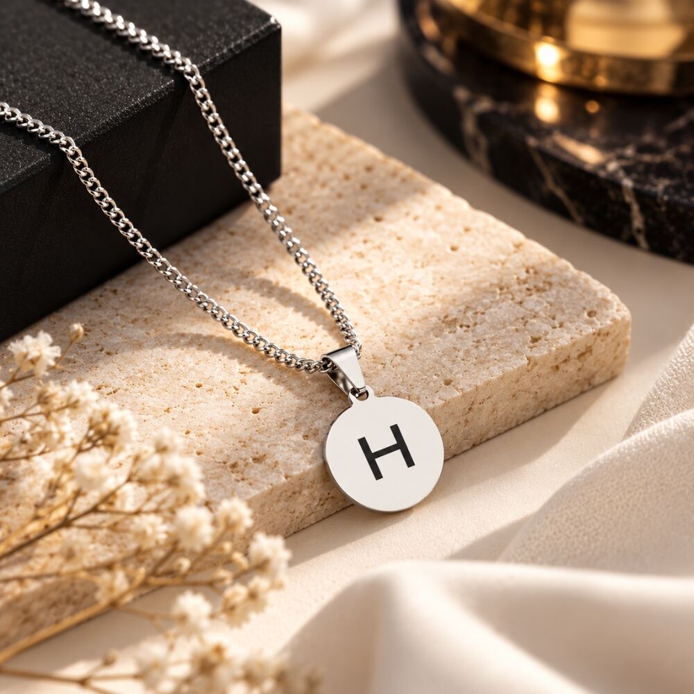 Kette mit Buchstaben Titanium runder Anhänger gravieren lassen silberfarben S, J, M oder I