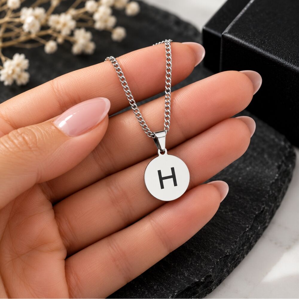Halskette mit rundem Buchstaben-Anhänger gravieren lassen silberfarben E-F-G-Y