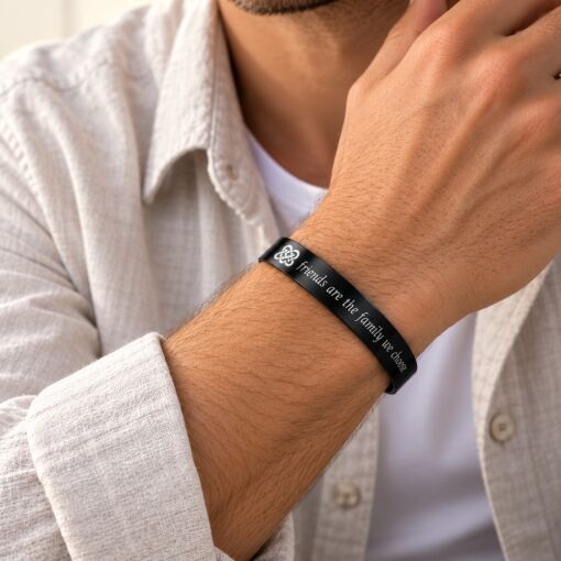 Esclava de titanio para hombre con texto grabado en negro