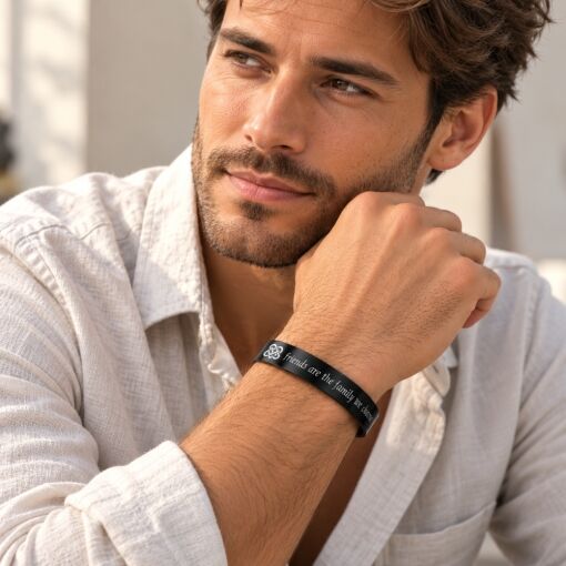Esclava de titanio para hombre con texto grabado en negro