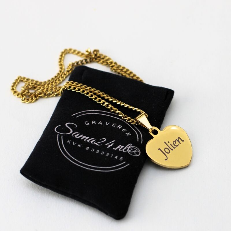 Ketting met gravering namen Sieraden graveren Gravering hartje kleur goud Een hanger graveren met naam vrouw