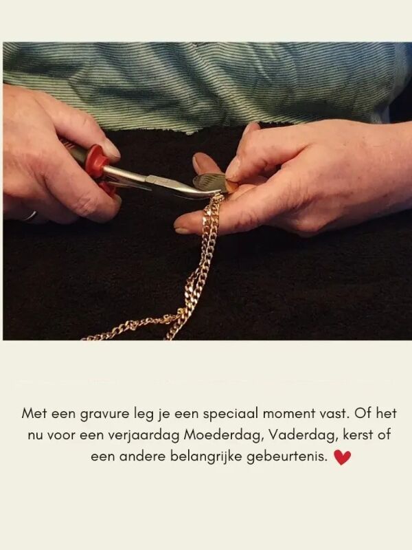 sleutelhanger met letters graveren Titanium met initialen en eigen tekst zwart