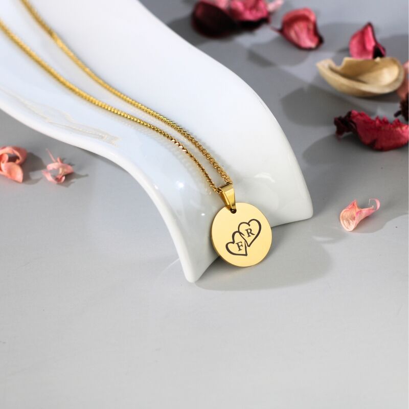 Ketting met hartjes goud kleurig hanger met Initialen 2 hartjes