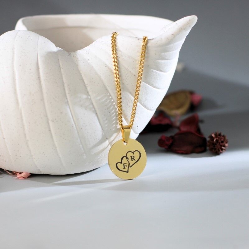 Ketting met hartjes goud kleurig Titanium hanger met Initialen 2 hartjes