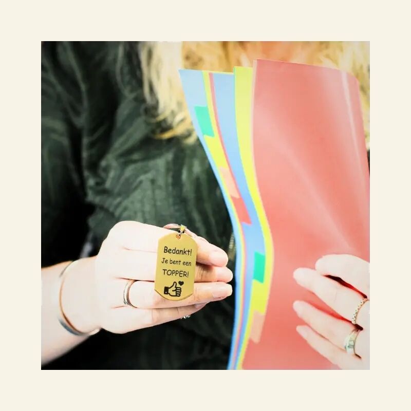 Haz que te fabriquen un llavero - Diseña tu propio llavero de titanio personalizado con un color dorado grabado