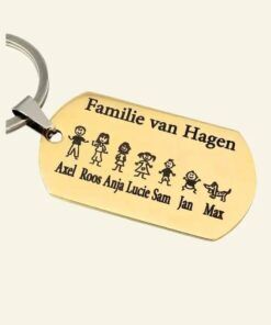 Graveren sleutelhanger Titanium met poppetjes, namen, datum en tekst goud kleurig