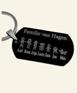Graveren sleutelhanger Titanium met poppetjes, namen, datum en tekst zwart