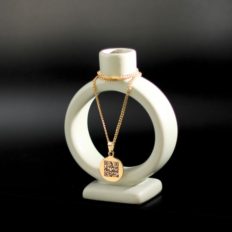 Graveerbare ketting met persoonlijke QR code met hanger in gouden kleur