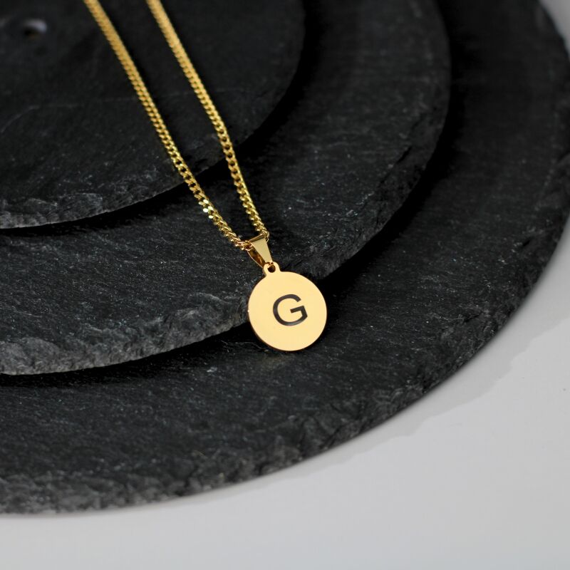 Erste Halskette mit Anhänger Halskette mit goldfarbener Initialengravur