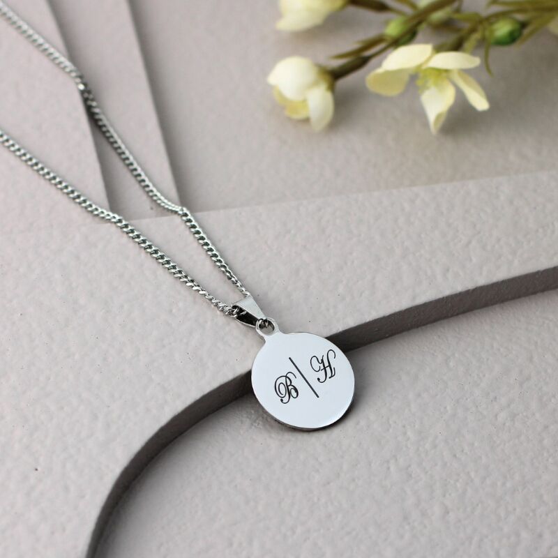 Ketting met initialen zilver Zilveren kleurige hanger graveren