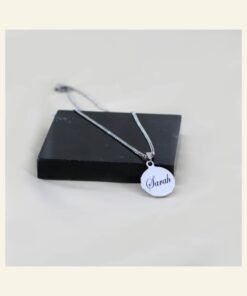 Ketting met naam zilver kleurig gegraveerd in lettertype Carpe Diem Zilveren hanger