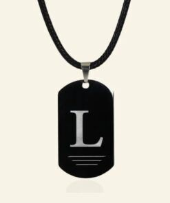 Leren heren ketting zwart Stoere graveerde zwarte hanger met letter datum of tekst