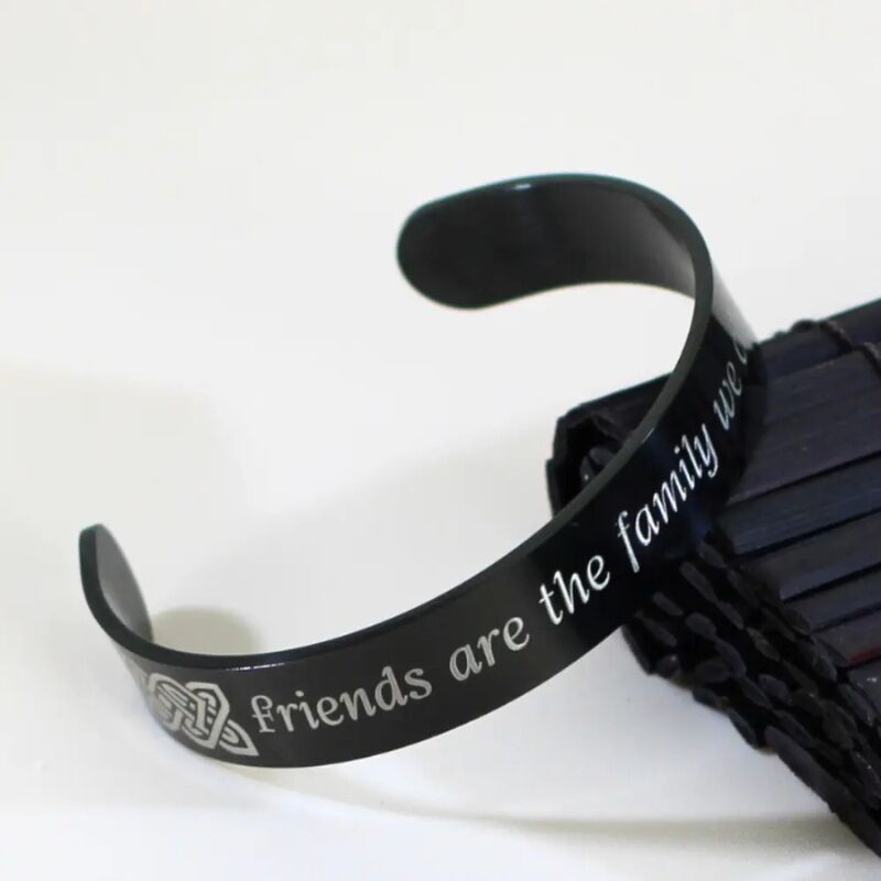 Slavenarmband heren Titanium met tekst zwart